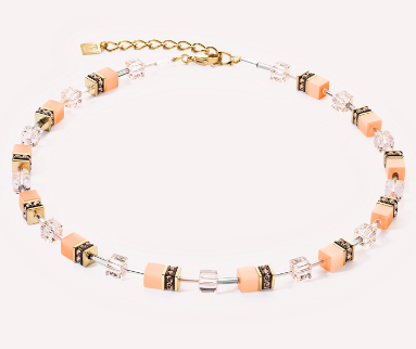 Trendkleur van het jaar: de GeoCUBE® Iconic Mono Gold ketting in Apricot Crush - het sieraad voor je nieuwe look, of het nu ton-sur-ton is of als contrasterend accent.